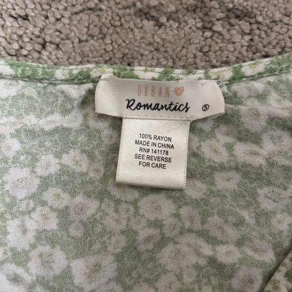 Green Floral Sumner Top Size Small - Picture 2 of 4